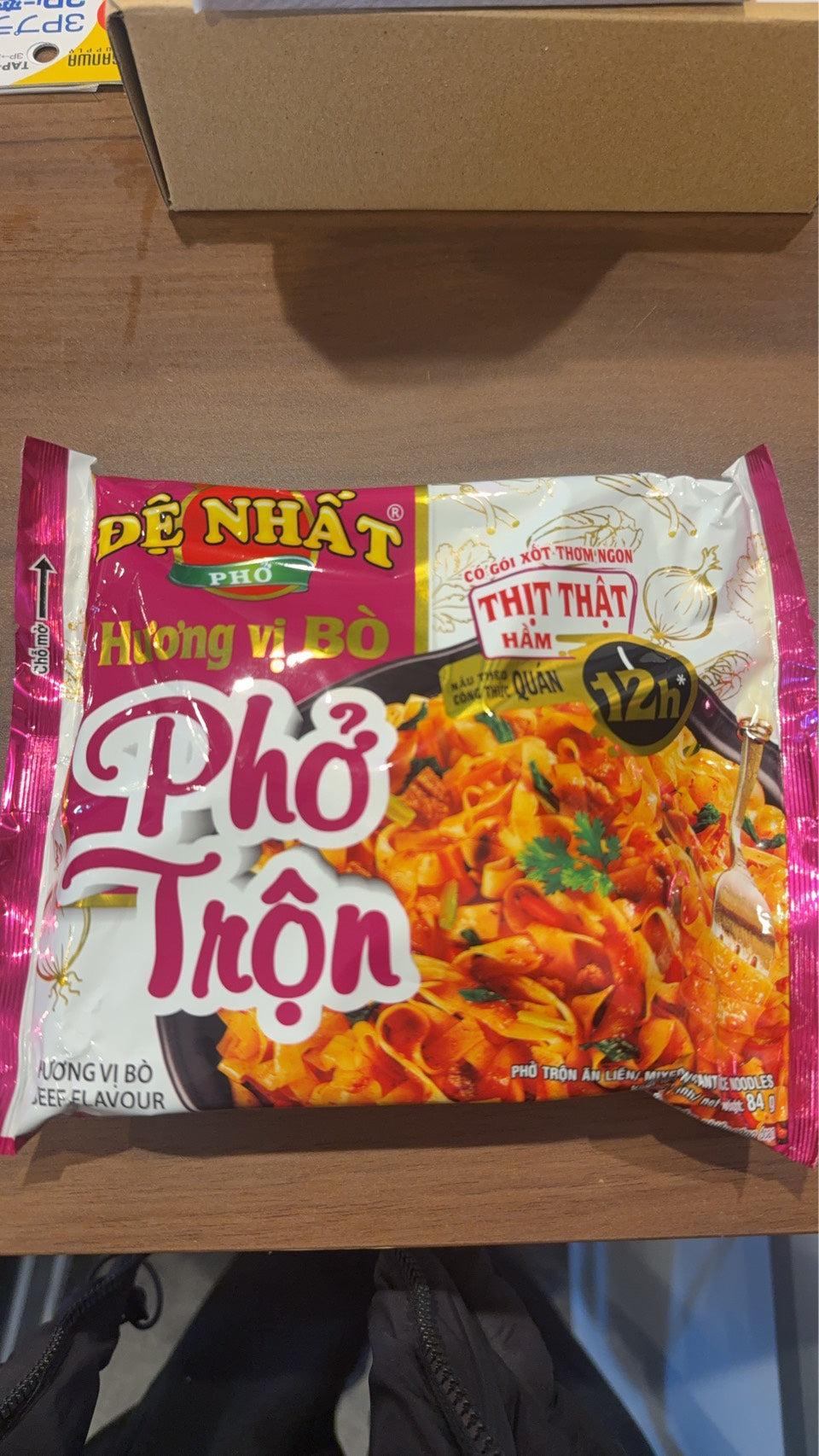 10304 - [エースコック] デーニァット 汁なしフォーチョン ビーフ味 84g